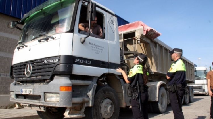 La Guàrdia Urbana de Figueres, en un dels controls per informar els camioners © ACN