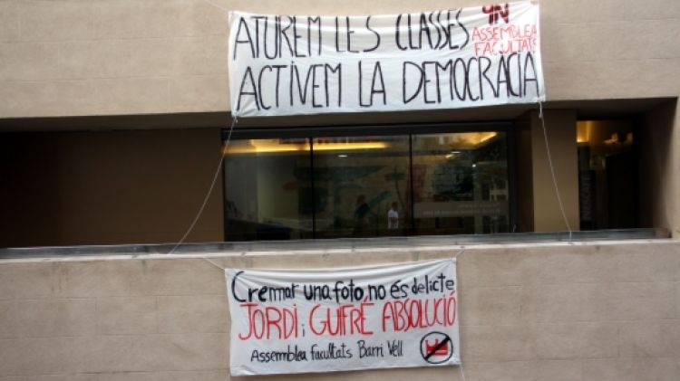 Pancartes a una facultat de la Universitat de Girona anunciant la vaga © ACN