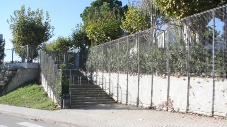 L'entrada de l'IES Pla de l'Estany de Banyoles on ahir es va produir l'apunyalament © ACN