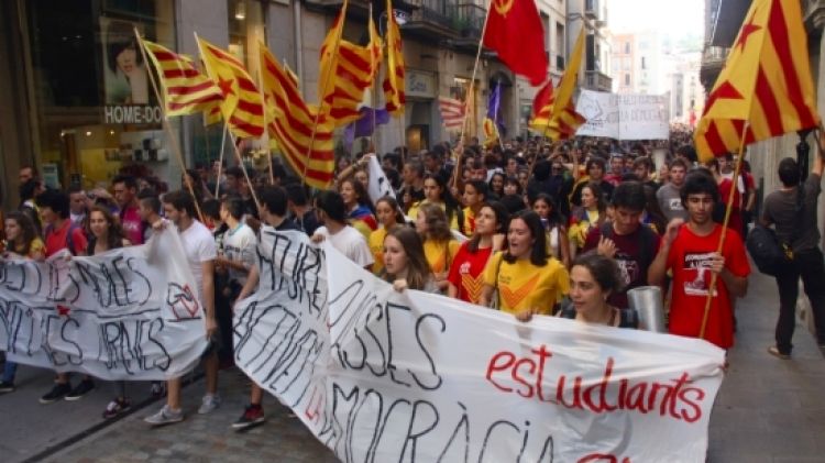 Centenars d'estudiants han recorregut el centre de Girona per demanar que el 9 de novembre volen votar © ACN