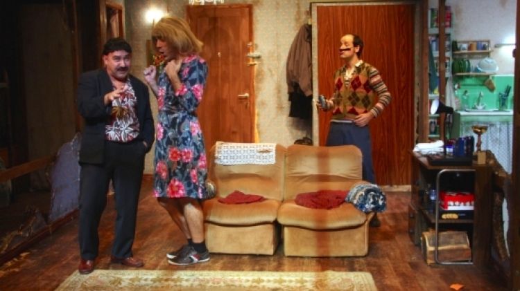 Els dos germans amb perruques, bigoti i disfresses © ACN