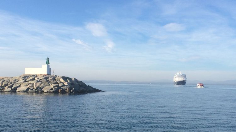 El creuer Azamara Journey arribant avui a Roses