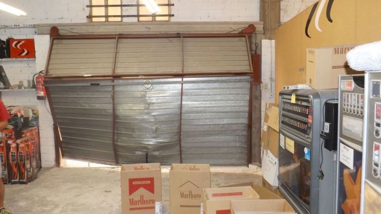 La porta esbotzada del magatzem d'on els lladres van sostreure el material © ACN