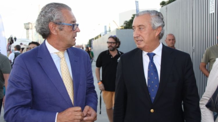 Luis Conde parlant amb el secretari d'Estat d'Infraestructures, Julio Gómpez-Pomar