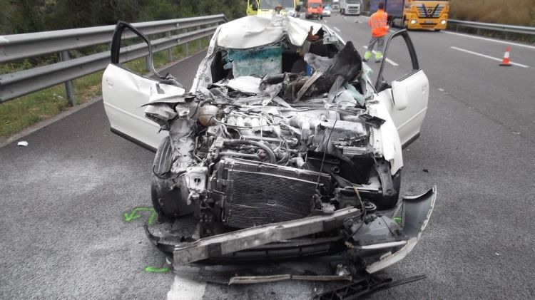 Estat del cotxe després de l'accident a l'AP-7 © ACN