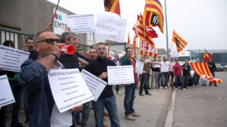Operaris de l'empresa EMTE s'han concentrats a les portes de la seu © ACN