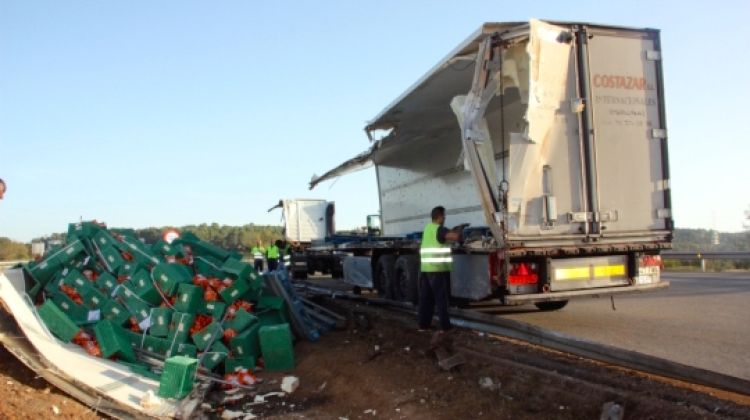 El camió accidentat amb tota la càrrega per terra © ACN