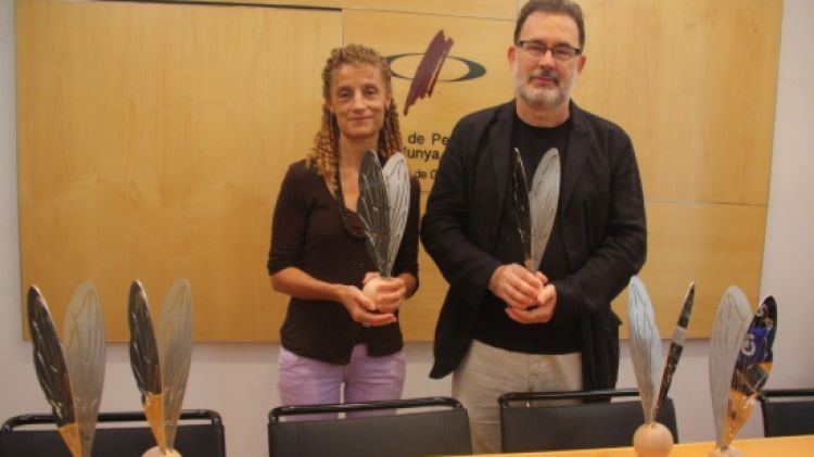 El president del Col·legi de Periodistes de Girona, Joan Ventura, i l'autora de les mosques d'aquest any, Clara Oliveres © ACN