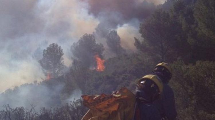 Els Bombers de la Generalitat apropant-se a la zona del foc © Bombers