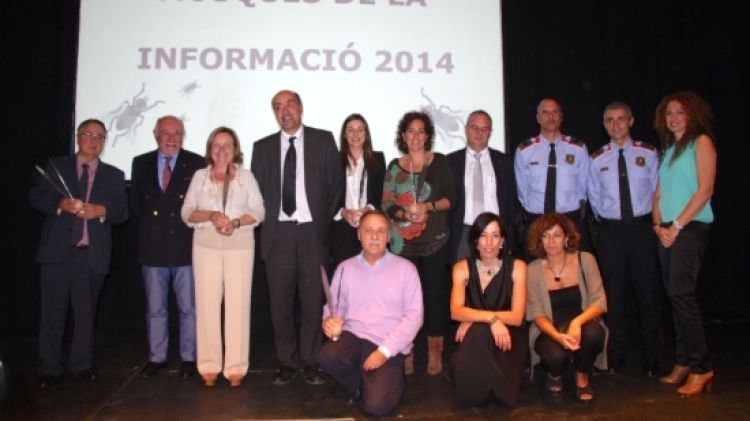 Foto de família dels guardonats amb les Mosques de la Informació © ACN