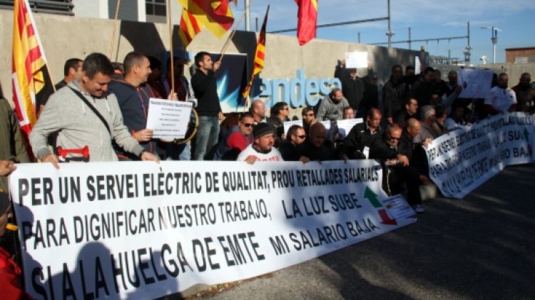 Els operaris en vaga d'EMTE s'han concentrat aquest matí davant la seu de la companyia Endesa a Girona © ACN