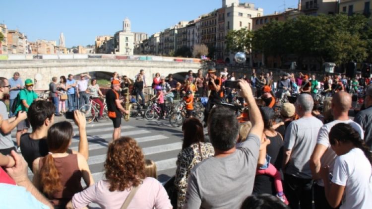 Desenes de persones participant en una de les activitats populars a Plaça Catalunya © ACN