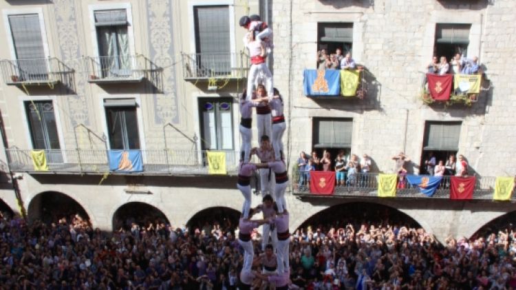 Imatge dels Minyons de Terrassa carregant el 3 de 10 amb folre i manilles © ACN