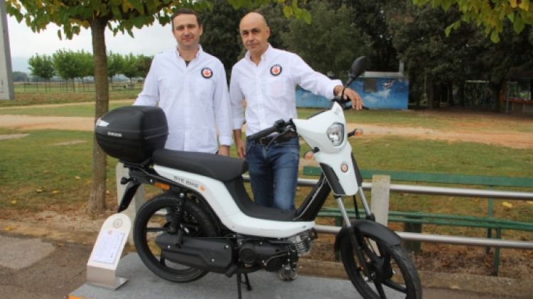 A la dreta, el gerent de Tecnigas Parts, Carles Bracons, amb el responsable de la part tècnica de Bye Bike © ACN