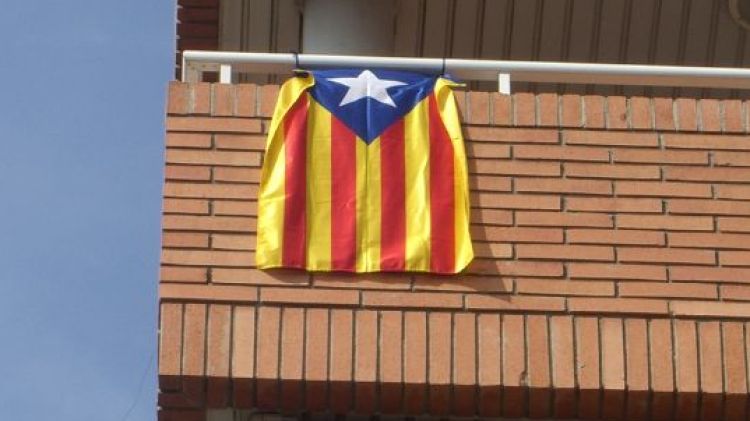 Una estelada penjada d'un balcó © Tere B.