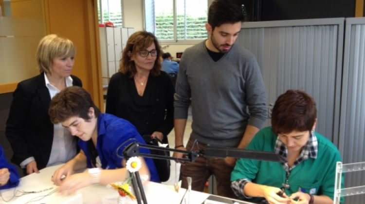 Ester Triadó i Pepita Perich, de la Fundació Ramon Noguera, amb el dissenyador Jordi Rosich © ACN