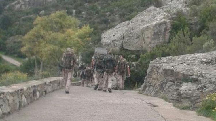 El grup de militars accedint al camí que porta al monestir de Sant Pere de Rodes © Enric Capalleras