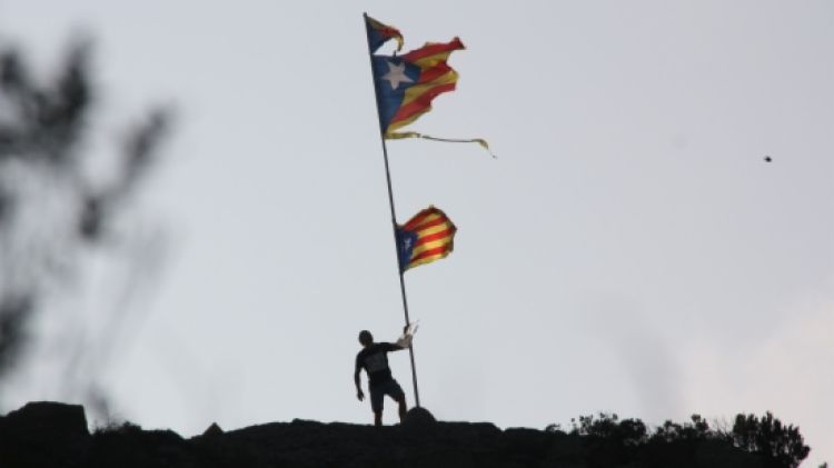 El jove que ha penjat una nova estelada al Coll del Mosquit © ACN