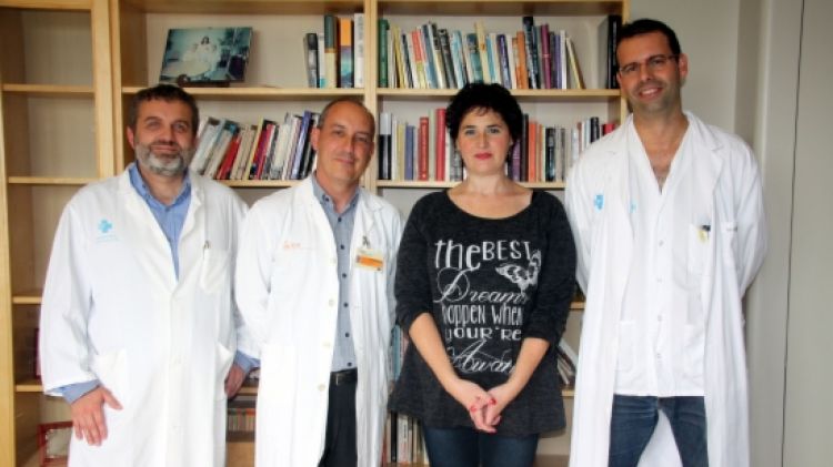 La pacient que s'ha sotmès al transplantament, Montse Valvivia, amb l'equip mèdic del Trueta que l'ha tractat © ACN