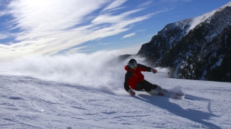 Un esquiador baixa per una de les pistes de Vall de Núria © ACN
