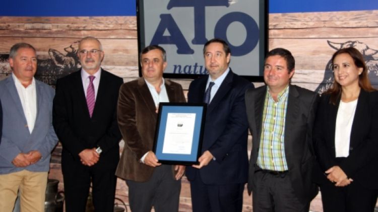 El conseller d'Agricultura, Josep Maria Pelegrí, a la granja Mas Bes d'ATO aquest matí © ACN