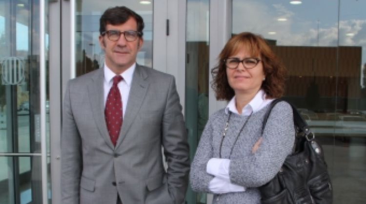L'advocat Carles Monguilod amb la regidora de Begur imputada, Roser Pérez © ACN