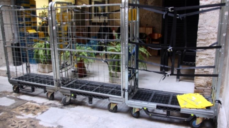 Els carros buits amb els que Correus va retornar les 50.000 cartes de l'Ajuntament de Girona © ACN