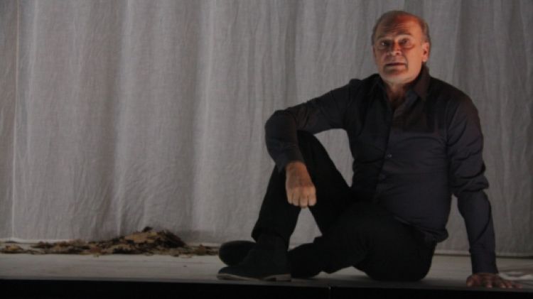 L'actor Lluís Homar interpreta tots els personatges del clàssic d'Àngel Guimerà © ACN