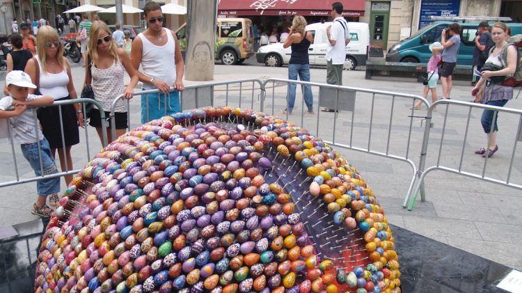 Aquest és l'estat en que ha quedat una de les escultures a la placeta baixa de la Rambla © Carles Pujol