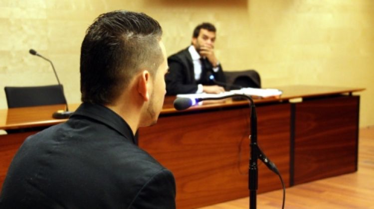 L'acusat, Jordy Enrique Pineda, assegut al banc dels acusats © ACN