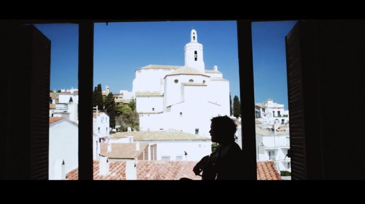 Fotograma del videoclip amb l'església de Santa Maria de fons