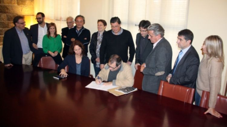 La gran majoria dels regidors de l'Ajuntament de Girona han signat aquest matí la denúncia contra l'Estat © ACN