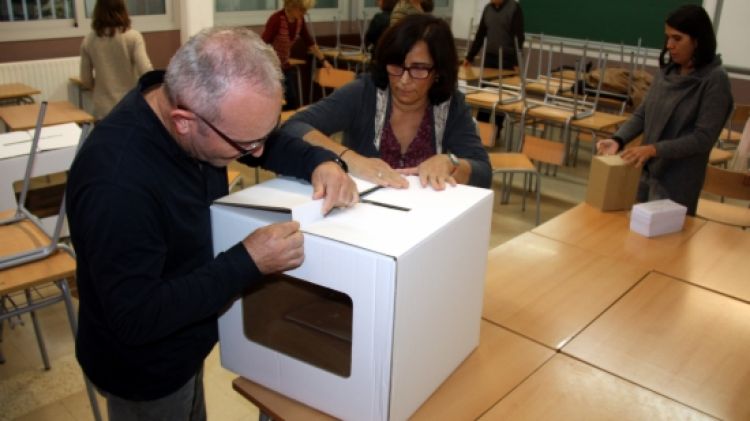 Professors i voluntaris en plena feina preparant una aula de l'IES Santiago Sobrequés © ACN