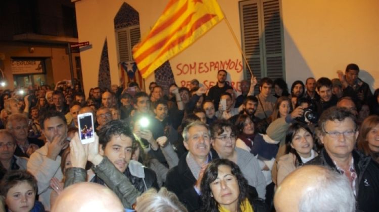 Centenars de persones s'han aplegat a les portes de la galeria © ACN
