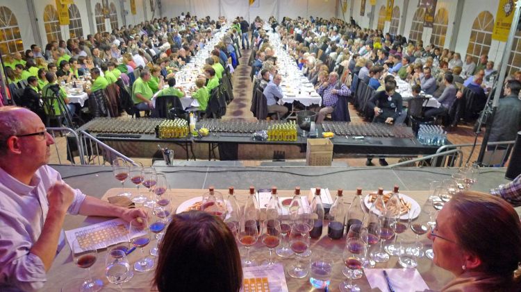 El jurat catant la ratafia a concurs