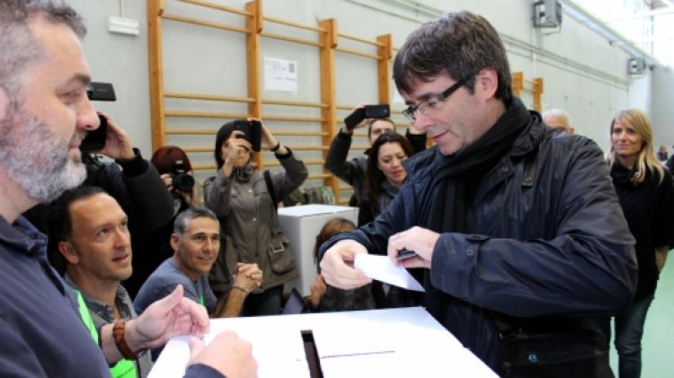 L'alcalde de Girona, Carles Puigdemont, votant aquest matí a l'IES Vicens Vives © Aj. de Girona