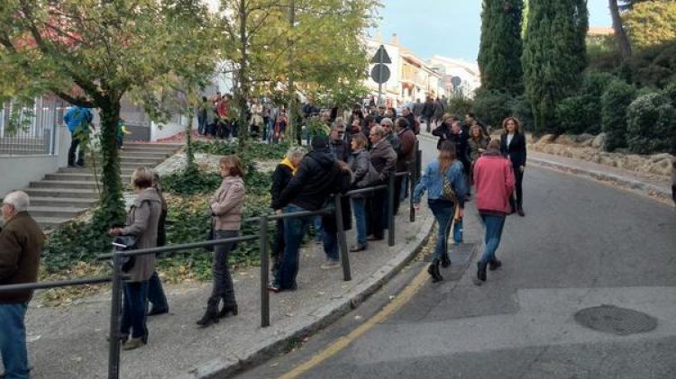 Una de les llargues cues davant el Vicens Vives de Girona