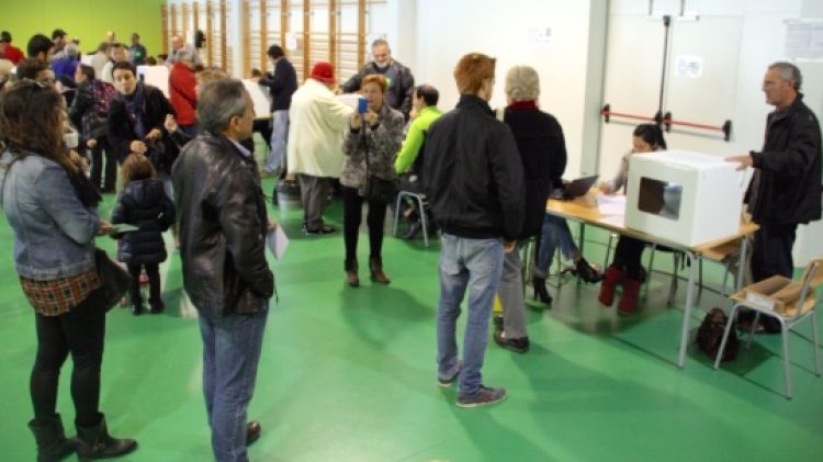 Cues a un local de participació de Platja d'Aro © ACN