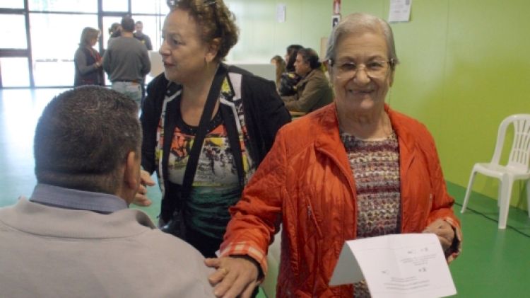 Una àvia amb la butlleta del 'Sí Sí' a la mà a Platja d'Aro © ACN