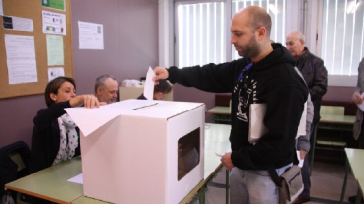 Un ciutadà votant a l'IES Santiago Sobrequés (arxiu) © ACN