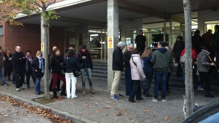Cues davant l'Escola d'Hostaleria de Girona © Nerea Guisasola