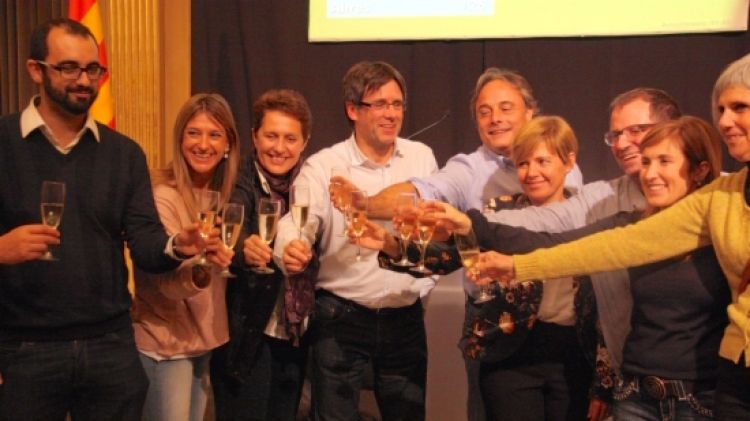 Regidors de l'Ajuntament de Girona, tant de l'equip de govern com de l'oposició, celebrant els resultats © ACN