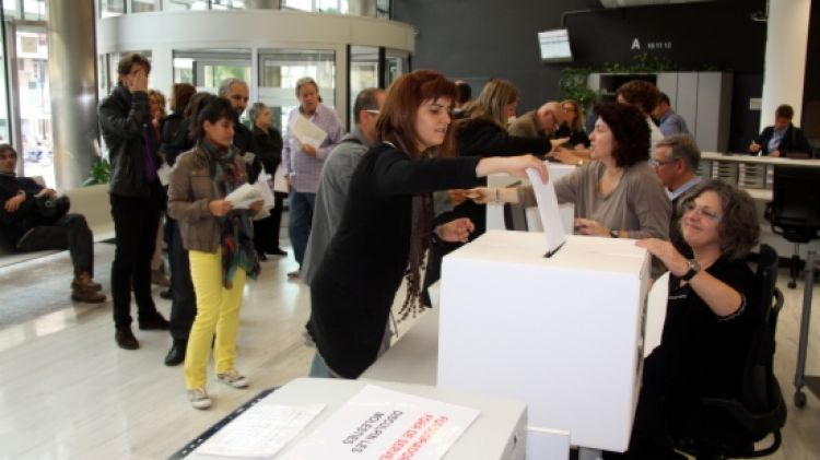 Durant tot el matí, el degoteig de gironins que s'han acostat a la Delegació del Govern per dipositar el seu vot © ACN