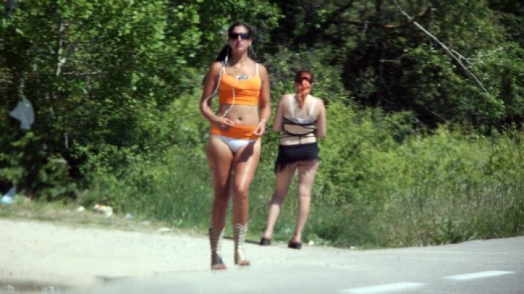 Prostitutes parant en un voral de carretera © ACN