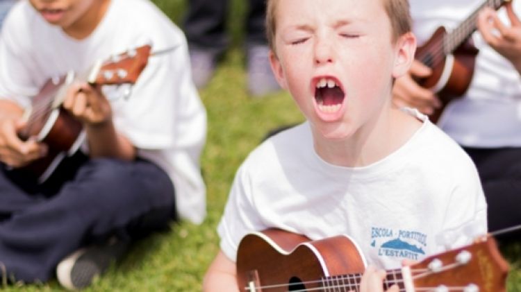 Un alumne de l'escola Portitxol de l'Estartit aprèn a tocar l'ukelele © Martí Artalejo/ACN