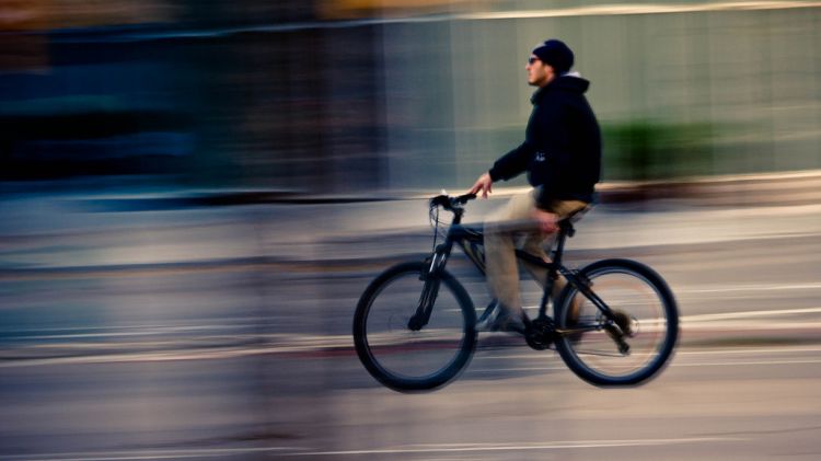 Un ciclista circulant per la ciutat (arxiu). Ernest Figueras