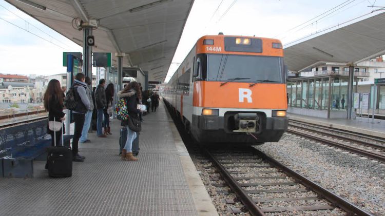 Un tren de Rodalies arribant a l'estació de Girona (arxiu) © ACN