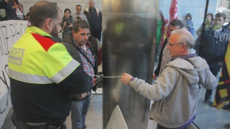 Moment en que un agent dels mossos ha trencat les cadenes © ACN