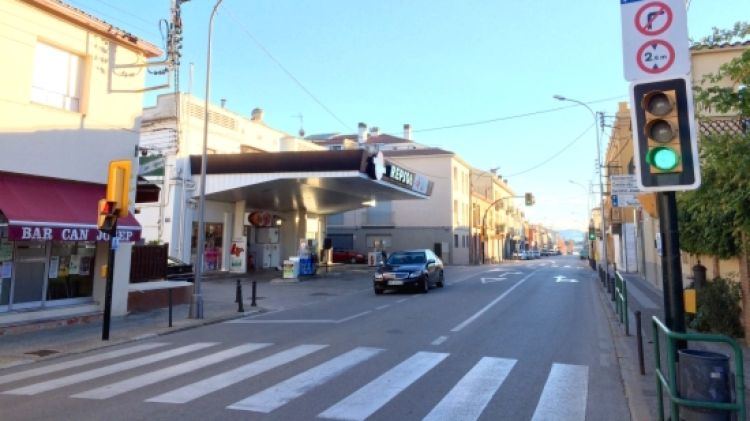 Estat en què es troba l'actual antiga C-65 que travessa el poble de Llagostera © Marc Sureda