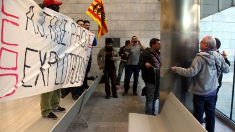 Darrera acció reivindicativa dels treballadors encadenats a la seu de la Generalitat a Girona © ACN